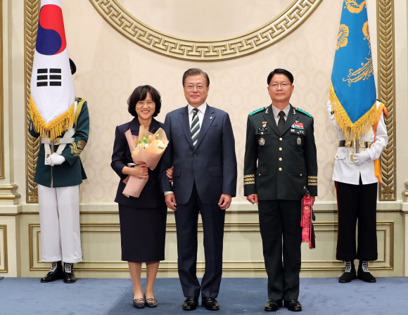 문재인 대통령이 2일 청와대 영빈관에서 열린 중장 진급자 삼정검 수치 수여식에서 황대일 1군단장 부부와 함께 기념사진을 찍고 있다. 2020. 6. 2. 도준석 기자 pado@seoul.co.kr