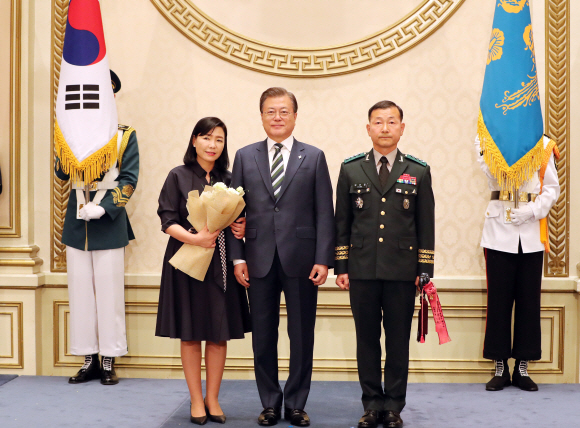 문재인 대통령이 2일 청와대 영빈관에서 열린 중장 진급자 삼정검 수치 수여식에서 박주경 육군군수사령관 부부와 함께 기념사진을 찍고 있다. 2020. 6. 2. 도준석 기자 pado@seoul.co.kr