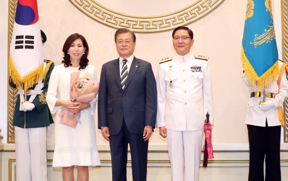 문재인 대통령이 2일 오후 청와대 영빈관에서 열린 중장 진급자 삼정검 수치 수여식에서 김정수 해군참모차장 삼정검(三精劍)에 수치(綬幟)를 달아준 뒤 기념촬영을 하고 있다. 수치는 끈으로 된 깃발로 장성의 보직과 이름, 임명 날짜, 수여 당시 대통령 이름이 수놓아져 있다. 2020. 6. 2. 도준석 기자 pado@seoul.co.kr