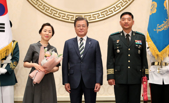 기념촬영하는 문 대통령