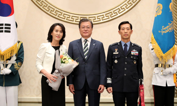 기념촬영하는 문 대통령