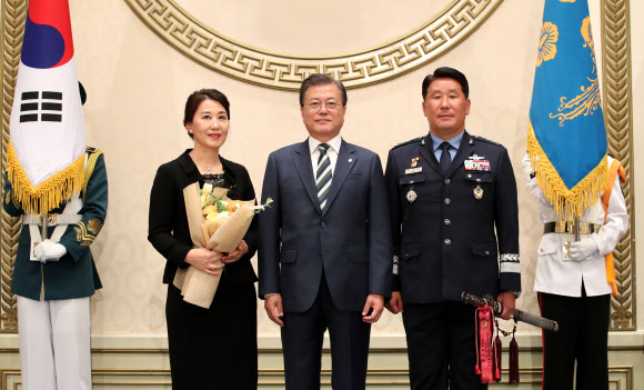 기념촬영하는 문 대통령