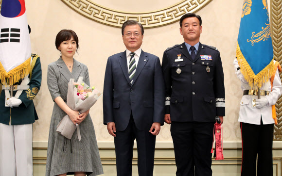 기념촬영하는 문 대통령