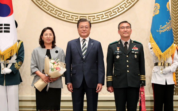 기념촬영하는 문 대통령