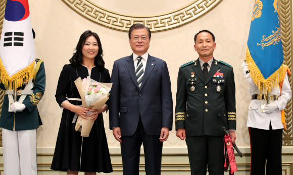 기념촬영하는 문 대통령