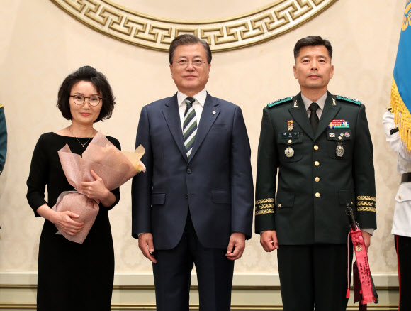 기념촬영하는 문 대통령