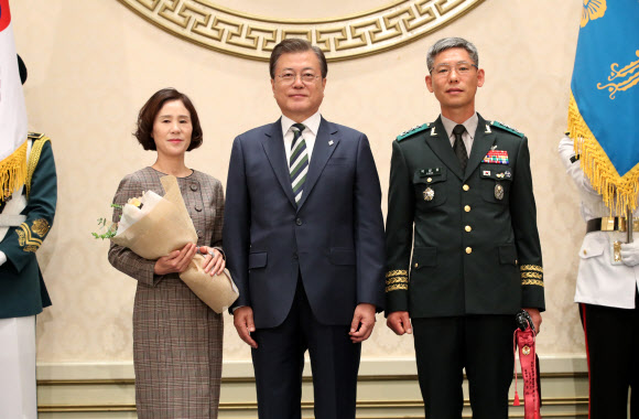 기념촬영하는 문 대통령