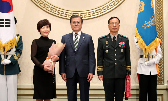 기념촬영하는 문 대통령