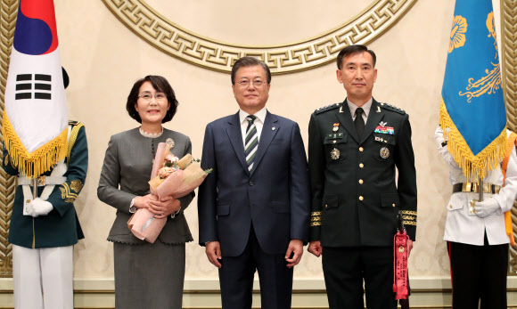 기념촬영하는 문 대통령