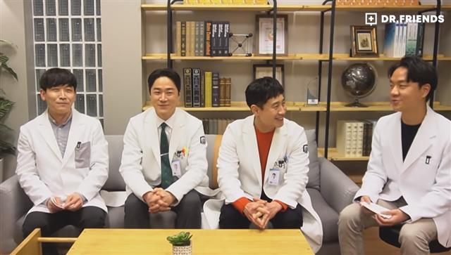 지상파 드라마들이 색다른 이벤트를 열며 시청률 반등을 노리고 있다. KBS ‘영혼수선공’은 정신과 의사를 연기하는 신하균(왼쪽 세 번째)이 유명 유튜브에 출연해 의사들과 대화를 나눴다.