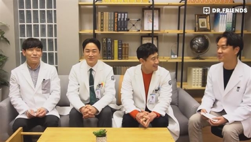 지상파 드라마들이 색다른 이벤트를 열며 시청률 반등을 노리고 있다. KBS ‘영혼수선공’은 정신과 의사를 연기하는 신하균(왼쪽 세 번째)이 유명 유튜브에 출연해 의사들과 대화를 나눴다.