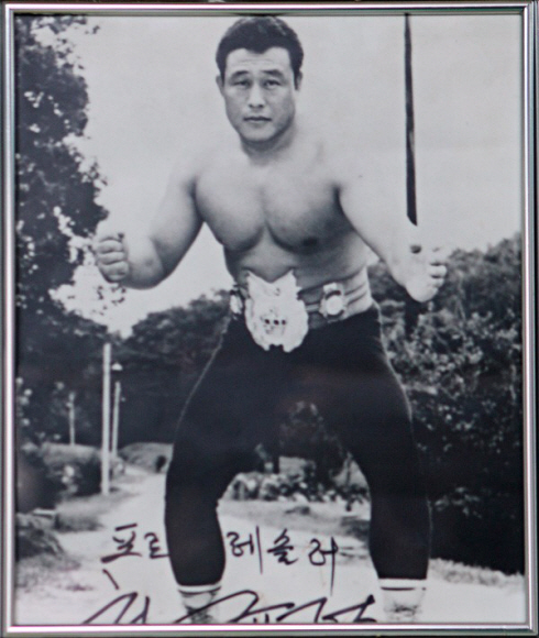 손날로 상대를 공격하는 ‘당수촙’으로 유명한 프로레슬러 천규덕씨의 젊은 시절 모습. 서울신문 DB