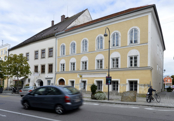 지난 2012년 9월 27일(현지시간) 오스트리아 브라우나우 암 인에 있는 히틀러 생가 건물 앞 모습. AP 자료사진 연합뉴스 