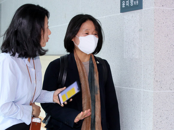 의원회관 사무실 출근하는 윤미향