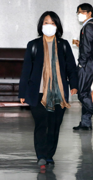 출근하는 윤미향 의원