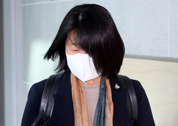 출근하는 윤미향 의원