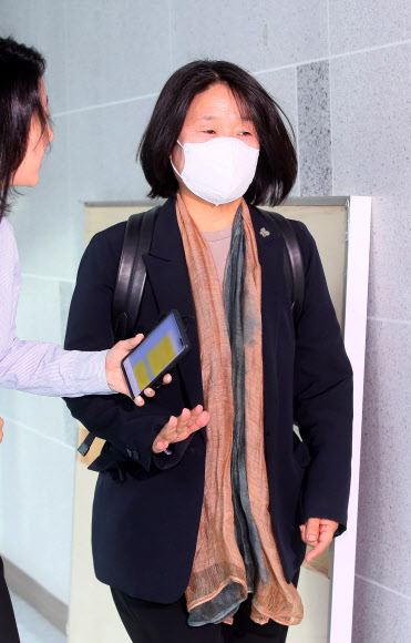 의원회관 사무실 출근하는 윤미향