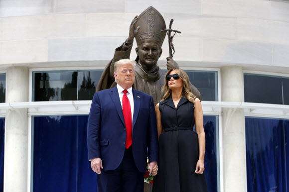 도널드 트럼프 미국 대통령과 부인 멜라니아 트럼프가 2일(현지시간) 워싱턴에 위치한 세인트 존 폴 2세 국립 성지를 방문하고 있다. AP 연합뉴스