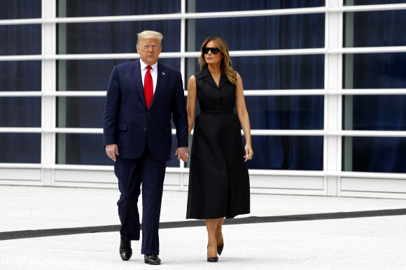 도널드 트럼프 미국 대통령과 부인 멜라니아 트럼프가 2일(현지시간) 워싱턴에 위치한 세인트 존 폴 2세 국립 성지를 방문하고 있다. AP 연합뉴스
