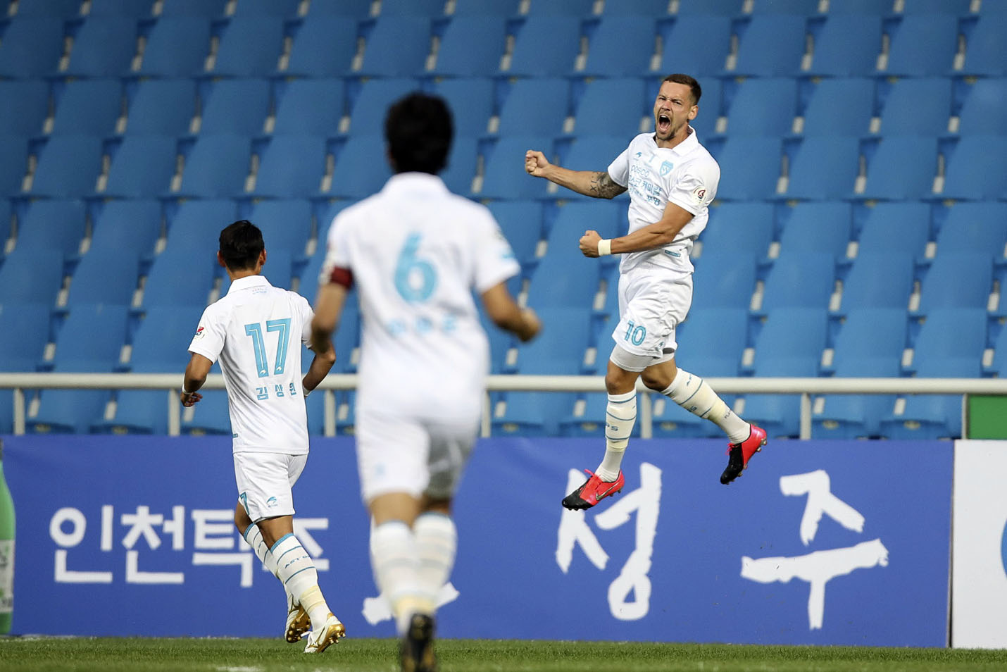 지난달 31일 인천과의 경기에서 골을 넣고 환호하는 포항 일류첸코. 한국프로축구연맹 제공