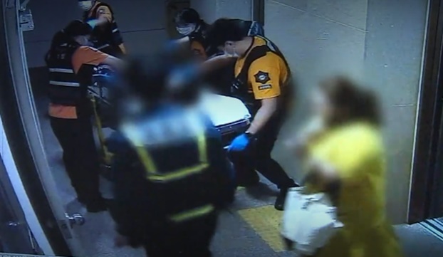 병원으로 이송되는 아들과 계모. SBS 영상캡처