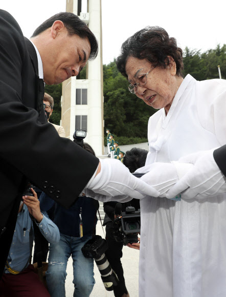 ‘그저 눈물만’