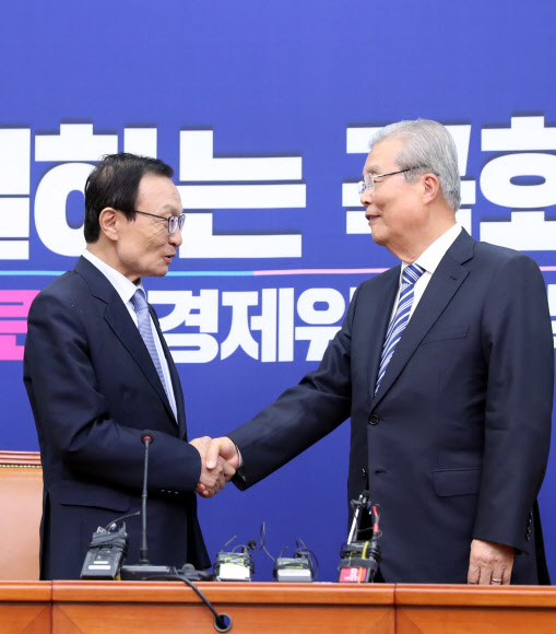 악수하는 이해찬 김종인