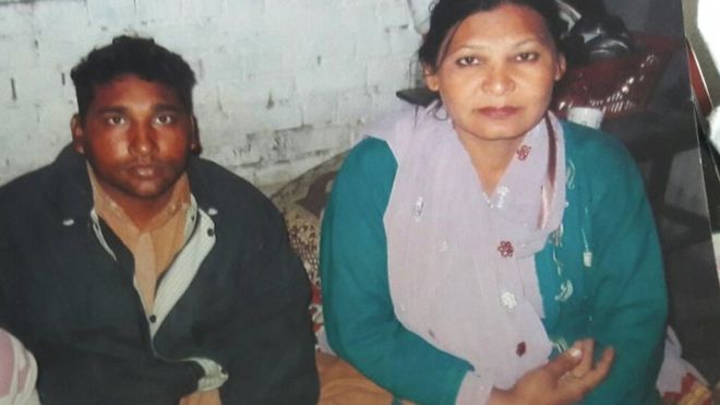 2014년 신성 모독을 이유로 사형을 언도받고 6년을 교도소에서 복역한 파키스탄 기독교도 부부 샤프갓 에마누엘(왼쪽)과 샤구프타 카우사르 부부. 가족 사진 영국 BBC 홈페이지 캡처