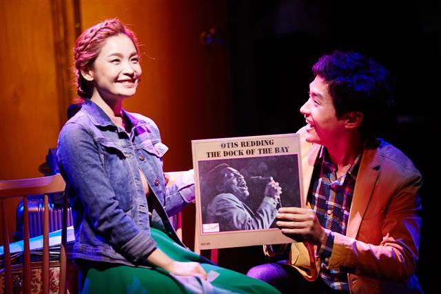배우 전미도(왼쪽)가 뮤지컬 ‘어쩌면 해피엔딩’에서 열연하고 있는 모습.<br>우란문화재단 제공