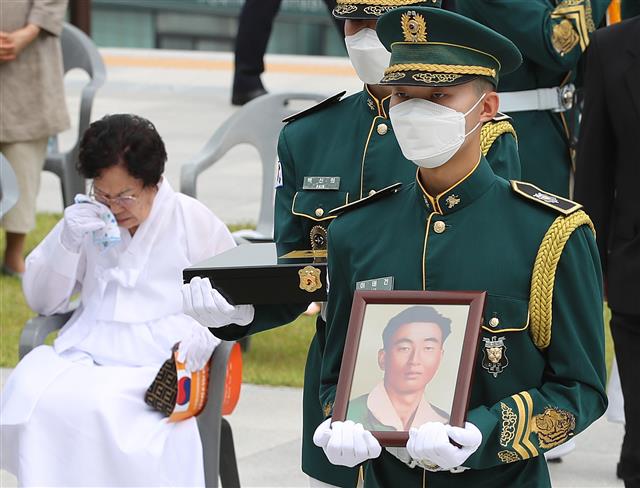 3일 오전 대구 남구 앞산 충혼탑에서 열린 6·25전쟁 70주년 호국의 영웅 귀환행사에서 故 김진구 하사의 영정이 입장하는 순간 옆에서 부인 이분애(90·왼쪽)씨가 눈물을 흘리고 있다.2020.6.3. 뉴스1