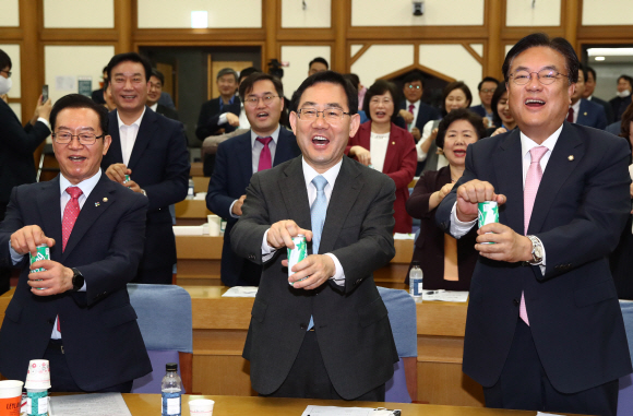 4일 오전 서울 여의도 국회 의원회관에서 열린 미래통합당 ‘사이다 정책 세미나’에서 참석자들이 ‘사’회적 문제와 ‘이’슈를 ‘다’함께 해결하겠다는 의미로 ‘사이다’를 마시고 있다. 왼쪽부터 이종배 정책위의장, 주호영 원내대표, 정진석 의원. 2020.6.4 김명국 선임기자 daunso@seoul.co.kr