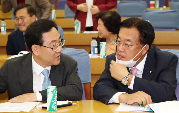 4일 오전 서울 여의도 국회 의원회관에서 열린 미래통합당 ‘사이다 정책 세미나’에서 주호영원내대표와 정진석의원이 대화를 하고 있다. 2020.6.4 김명국 선임기자 daunso@seoul.co.kr