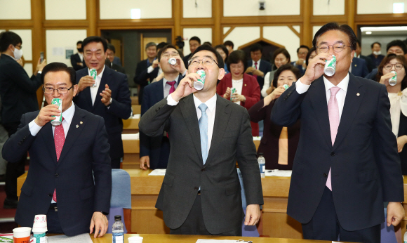 4일 오전 서울 여의도 국회 의원회관에서 열린 미래통합당 ‘사이다 정책 세미나’에서 참석자들이 ‘사’회적 문제와 ‘이’슈를 ‘다’함께 해결하겠다는 의미로 ‘사이다’를 마시고 있다. 왼쪽부터 이종배 정책위의장, 주호영 원내대표, 정진석 의원. 2020.6.4   김명국 선임기자 daunso@seoul.co.kr