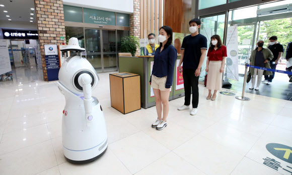 체온 측정과 마스크 착용 여부 확인하는 AI 로봇