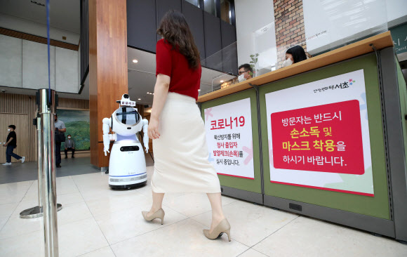 체온 측정과 마스크 착용 여부 확인하는 AI 로봇