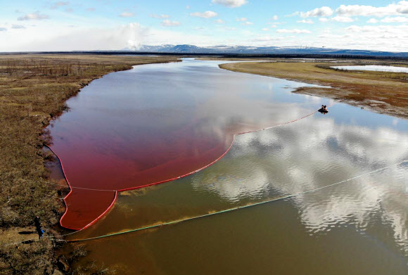 러시아 해양구조대 요원들이 노릴스크 외곽 암바르나야 강에 형성된 디젤 기름띠를 제거하기 위해 방제선을 치는 사진을 3일(현지시간) 공개했다. 러시아 해양구조대 제공 AFP 연합뉴스