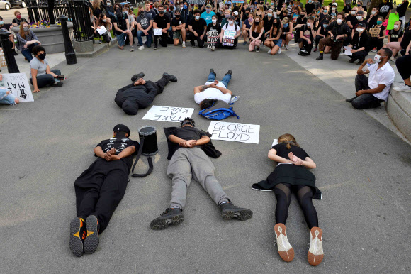 사람들이 3일(현지시간) 미국 매사추세츠주 보스턴에서 조지 플로이드와 미국 전역의 경찰 인종차별 피해자들의 죽음에 대응하여 ‘흑인의 생명도 소중하다(Black lives matter)’시위와 행진 중에 die-in(죽은 것처럼 드러눕는 시위 행동)에 참여하고 있다. AFP 연합뉴스