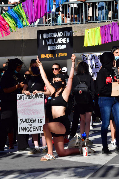 시위자들이 3일(현지시간) 스웨덴 스톡홀름에서 열린 ‘흑인의 생명도 소중하다(Black lives matter)’ 행진에 참가하고 있다. 5월 25일 체포 도중 사망한 비무장 흑인 조지 플로이드의 죽음에 대한 미국 전역에서 격렬한 시위와 연대하고 있다. AFP 연합뉴스