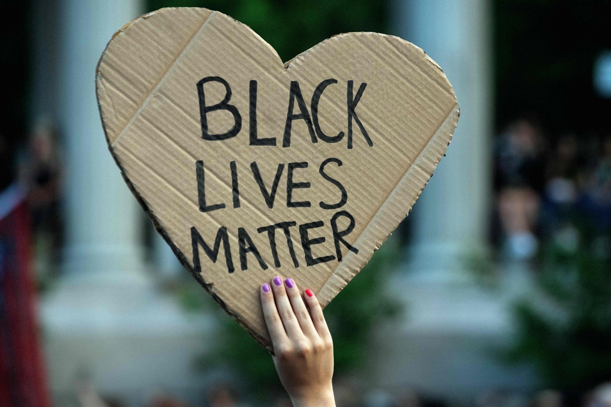 경찰의 강압적 체포 과정에서 숨진 흑인 조지 플로이드를 추모하는 시위가 3일(현지시간) 미국 콜로라도 덴버의 시립공원에서 열린 가운데 한 시위 참가자가 ‘흑인의 생명도 중요하다’(Black Lives Matter)는 문구를 적은 하트 모양의 종이를 들고 있다. 2020.6.4 AFP 연합뉴스