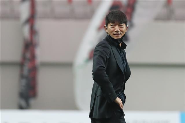 프로축구 성남FC의 김남일 감독이 지난달 31일 K리그1 경기에서 토미의 결승골로 FC서울을 1-0으로 제압한 뒤 미소를 짓고 있다. 뉴스1