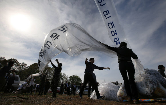 사진은 2016년 4월 2일 경기도 파주시 접경지역에서 탈북자 단체들이 대북 전단을 날리는 모습. 연합뉴스