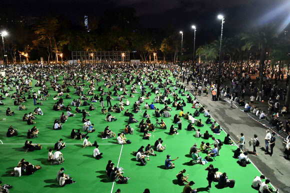 홍콩 빅토리아 공원에 ‘거리두기’ 방침을 지키며 시민들이 모여 집회를 열고 있다.-홍콩 AFP 연합뉴스 