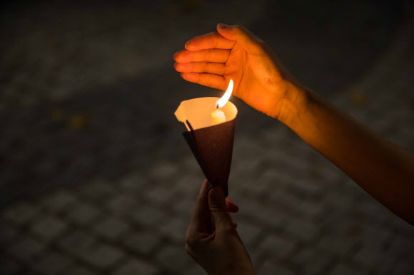 홍콩시민이 든 촛불-AFP 연합뉴스