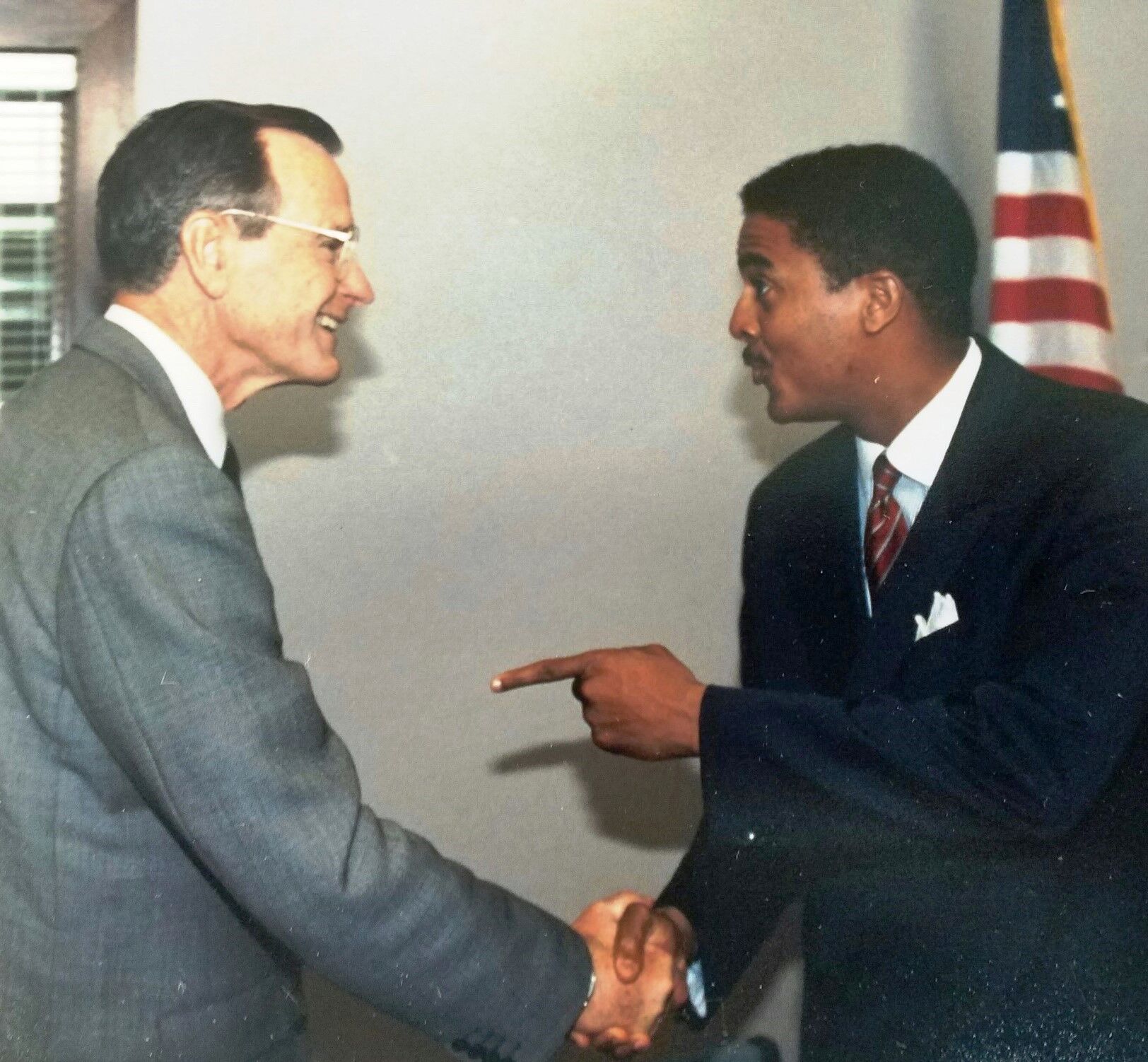 1992년 봄 흑인 지도자인 월터 터커를 만나는 조지 H. W. 부시 전 대통령. AP 자료사진