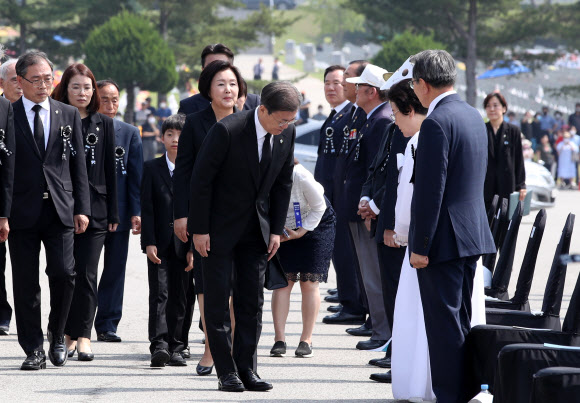 문재인 대통령이 6일 오전 대전시 유성구 국립대전현충원에서 열린 제65회 현충일 추념식에서 참석자들과 인사하고 있다. 2020.6.6  연합뉴스