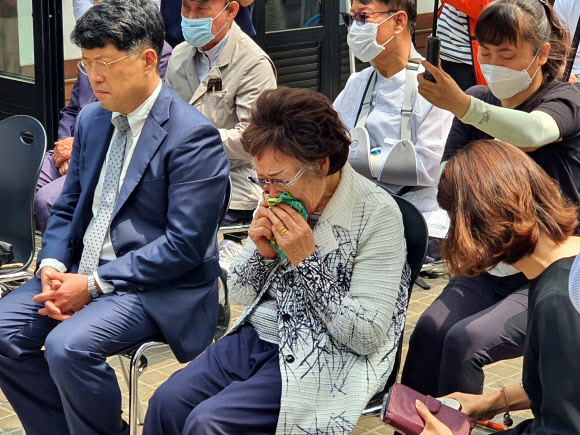 6일 대구 중구 희움 일본군 위안부 역사관에서 열린 ‘대구·경북 일본군 위안부 피해자 추모의 날’ 행사에서 추모식에 참석한 이용수 할머니가 눈물을 흘리고 있다. 2020.6.6  연합뉴스TV