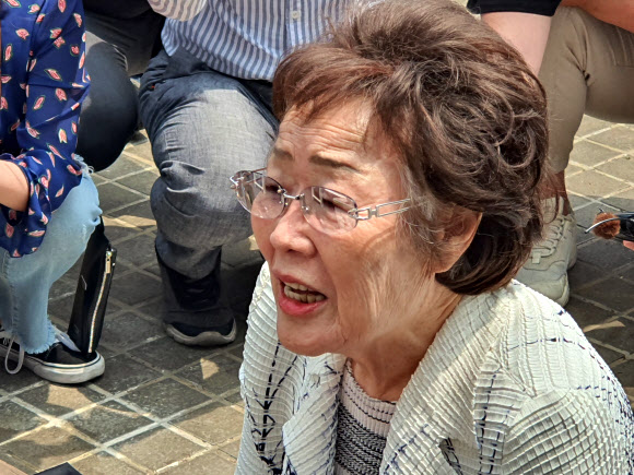 6일 대구 중구 희움 일본군 위안부 역사관에서 열린 ‘대구·경북 일본군 위안부 피해자 추모의 날’ 행사에서 추모식에 참석한 이용수 할머니가 먼저 떠난 할머니들을 떠올리며 말하고 있다. 2020.6.6  연합뉴스TV