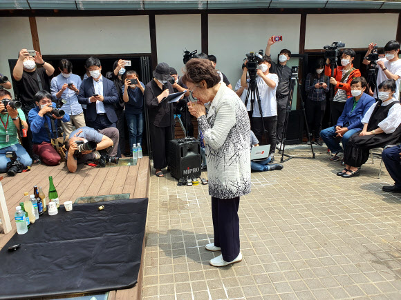 6일 대구 중구 희움 일본군 위안부 역사관에서 열린 ‘대구·경북 일본군 위안부 피해자 추모의 날’ 행사에서 추모식에 참석한 이용수 할머니가 먼저 떠난 할머니들을 추모하고 있다. 2020.6.6  연합뉴스TV
