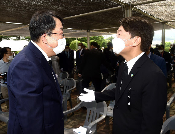 국민의당 안철수 대표(오른쪽)가 현충일인 6일 충북 제천시 충혼탑에서 열린 추념식에 참석해 이상천 제천시장과 인사하고 있다. 2020.6.6.  충북 제천시 제공