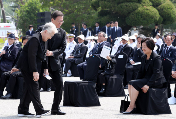 문재인 대통령이 6일 오전 대전시 유성구 국립대전현충원에서 열린 제65회 현충일 추념식에서 고 임춘수 소령의 자녀 임욱자 씨가 ‘칠십 년만의 답장’ 편지를 낭독한 뒤 단상에서 내려오자 맞이하고 있다. 2020.6.6  연합뉴스